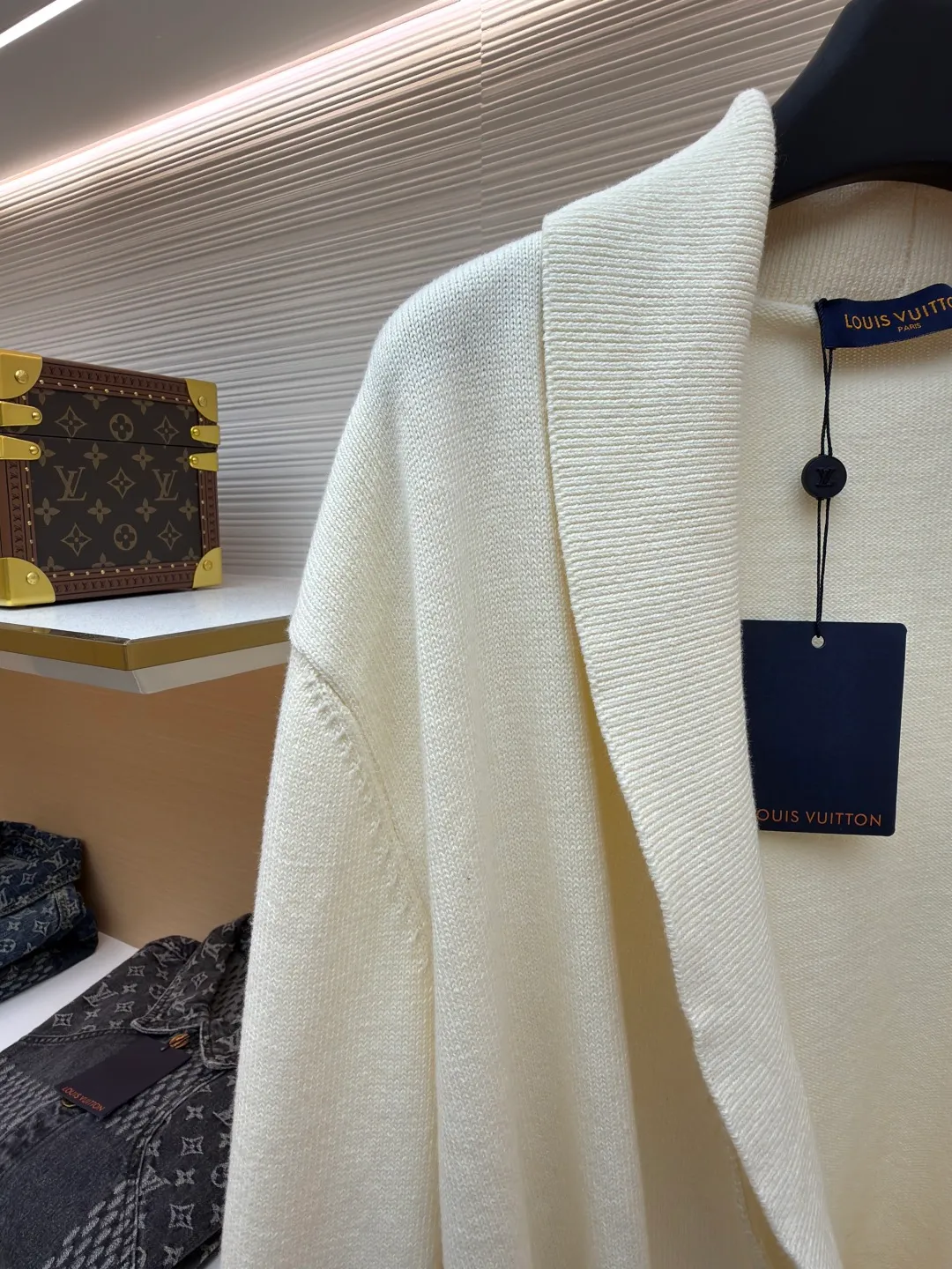 LOUIS VUITTON letter logo V-neck shawl long cardigan ●Original version: purchased and developed in 19939 ●Item number: 1681092-A95 ●Fabric: wool blended fabric ●Technology: knitted ●Version: Loose version ●Weight: about 740 grams ●Size: S-M-L-XL ●Description: Made of 55% wool and 45% cotton. This style is a blended fabric. Both materials have their own advantages. Wool can provide effective warmth retention, while cotton can make it more three-dimensional. The logo on the lower left is electroplated with stainless steel material, and the original mold is made to order in 1:1 size. Silver inlaid decoration and rubber filling inside. The bottom steel plate is customized. The lower right button is made of natural mother-of-pearl and hand-sewn. This pullover continues the pastel tones of the 2025 spring and summer show, incorporating wool blended wool knitting to create a chic and fashionable effect. The lightweight design is perfect for spring and adds a sophisticated touch to everyday looks. The overall wiring is straight and delicate, the fabric is comfortable and soft, and the color is consistent without color difference. It can be matched with the same style to create a fashionable look and control various occasions. Customized accessories, complete with three standards, same style for men and women!